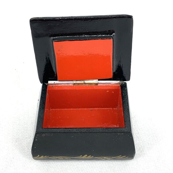 Russian Hand Painted Lacquer Trinket Box Angel Knight Small 2 x 1.5 x 1" Vtg - Picture 3 of 8